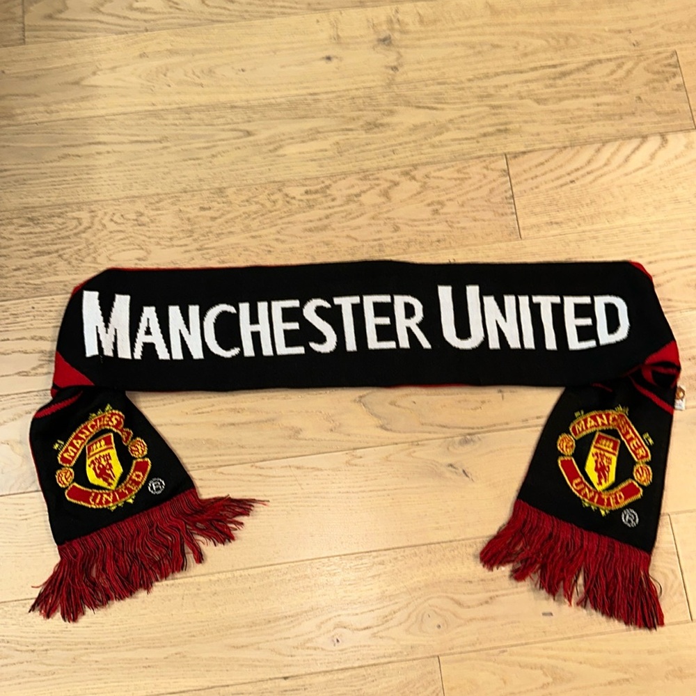 Official Manchester United Scarf
One Size Only 
Color: Black/Red